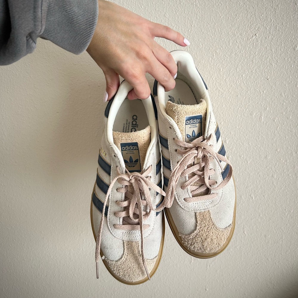adidas Originals Gazelle Bold - Women's
Color: Cream/Navy
